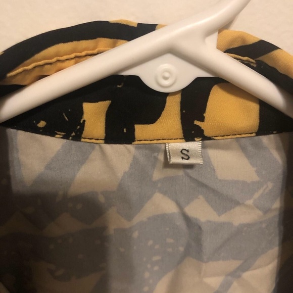 Abstract Button up - Picture 3 of 3